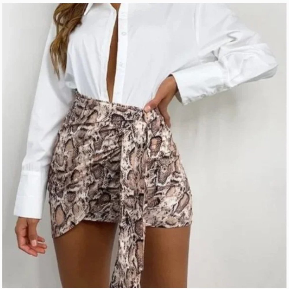 PrettyLittleThing Snake Print Skirt  size 6